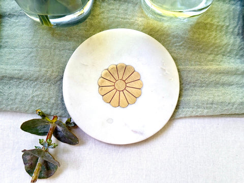 Marble Bloom round coaster set with brass floral inlay top