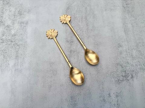 Palm Bloom brass spoon set with palm leaf handle design top